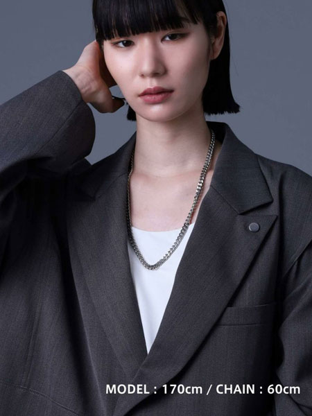 60cmのネックレスを女性が着けていて、正面から写した、胸元に余裕を持って落ちる見え方の画像。