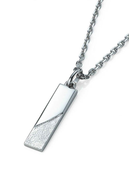 プレート部分をアップで写し、スターダスト加工の細かな粒感と上品な輝きがしっかり見える画像。