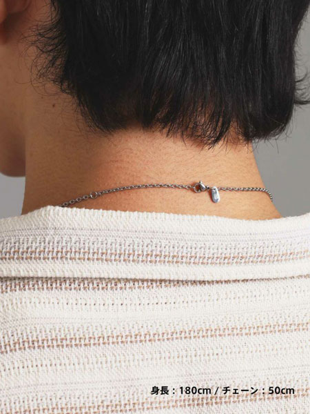 男性の後ろ姿からネックレスを撮影した画像で、後ろの見え方が自然に伝わる。