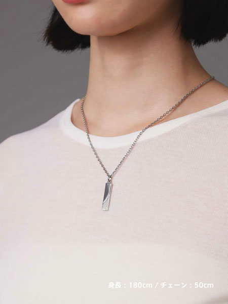 女性を斜め前から撮影した画像で、スターダスト加工の輝きが動きに合わせて控えめに光る様子が伝わる。