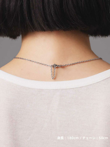 女性の後ろ姿を写した画像で、ネックレスの長さ調整部分や後ろからの見え方が自然に確認できる。