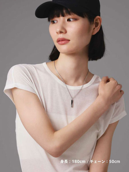 女性を斜め前から撮影した別角度の画像で、動きによって変わるトップの表情がよく見える。