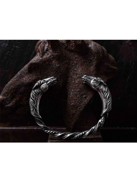 横から見たホース ツイスト バングルで、ホースの立体感とアームの流れがわかる角度の画像。