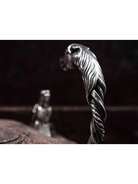 ねじれたアームの質感とホースの頭部の精巧な彫刻がよく見えるクローズアップ画像。