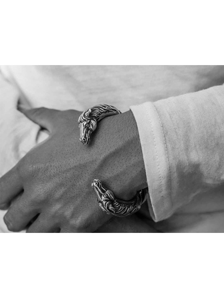 ツイストアームの立体感とホースの存在感が自然に映える手元の着用イメージ。