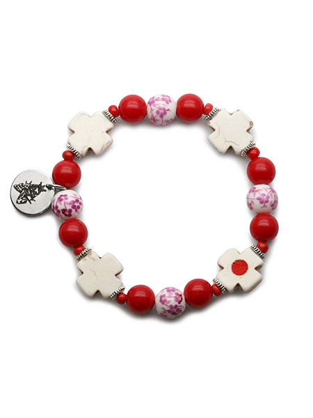 上から撮影したブレスレット全体画像で、桜柄ビーズやクロスの配置がバランスよく見える構図。