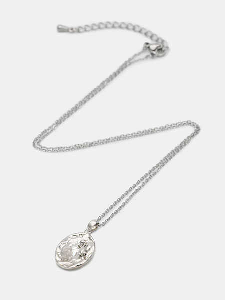 ペンダントトップとチェーン全体の雰囲気が分かる全体画像。