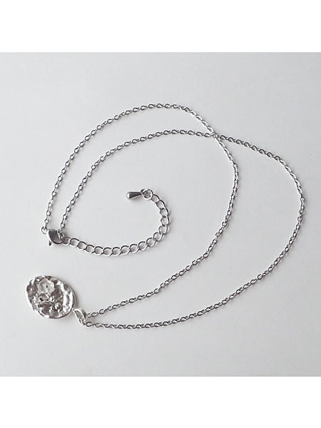 アジャスター付きチェーンで長さ調節ができることが分かる全体画像。