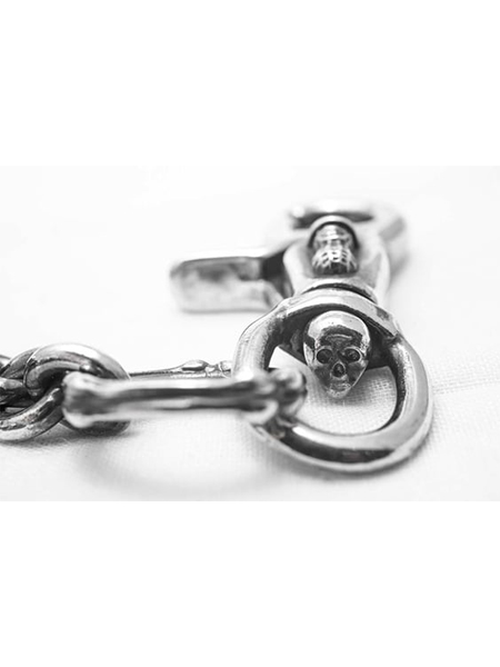 クリップ下にデザインされたスカルをアップで写した画像で、見えない部分までこだわりが詰まっていることがわかる。