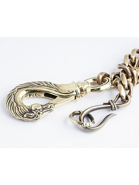 ホースフックとカン部分をアップで写した画像で、ブランドロゴ刻印のディテールが見える。