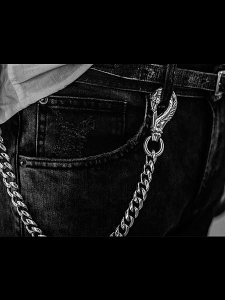 パンツのベルトループに取り付けたHorse Wallet Chainの着用イメージ。