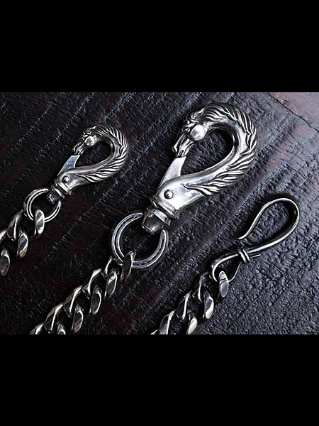 馬のデザインのフックとS字型フックの比較画像。