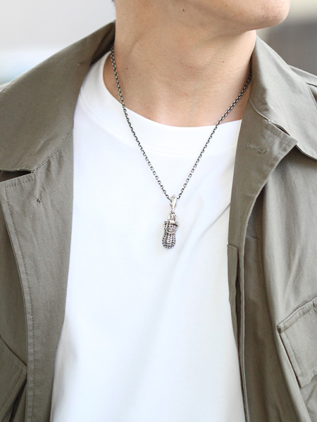 男性がExtra Large Peanutsシルバーをネックレスとして着用した様子を正面から写した画像。