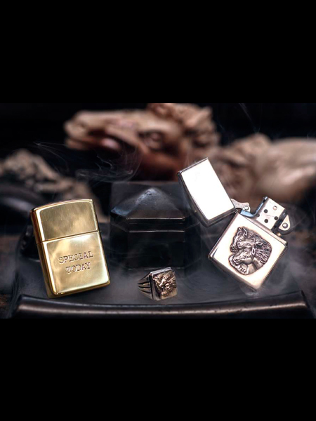 雰囲気のある背景の中でジッポーを置いて撮影し、色味や存在感が引き立つ画像。