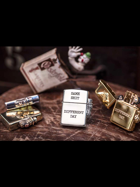 ピーナッツとベロピーナッツのシルバーとブラス、全4種類のジッポーを並べたディスプレイ画像。