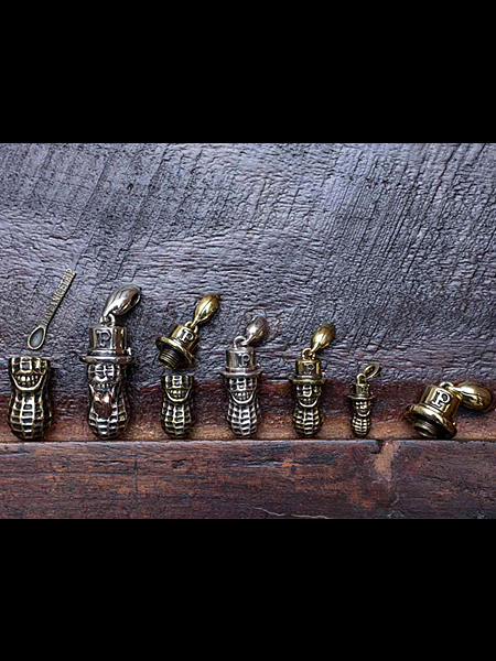 サイズ違いのPEANUTSを横に並べて、大きさの違いを比較できるように写した画像。