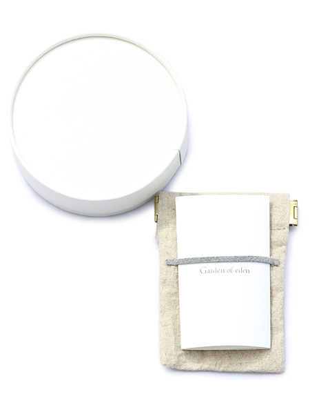 ジュエリーギフト用の上品なブランド専用ボックスとポーチの画像。