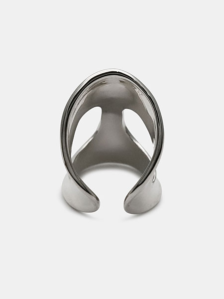 リングの裏面を写し、指に沿う開口部のある仕様が分かる画像。