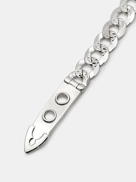 立体的に仕上げられた剣先部分をアップで写し、細かな造形が分かる画像。