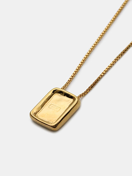 ゴールドカラー側のスクエアトップ部分をアップで写し、刻印と質感が分かる画像。