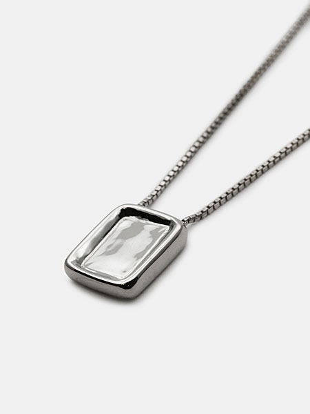 シルバーカラー側のスクエアトップ部分をアップで写し、ミニマルな造形が分かる画像。