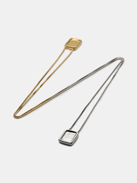 ネックレス全体を写し、シルバーからゴールドへ移ろうグラデーションの流れが分かる画像。