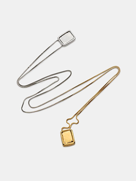 ネックレスをラフに置き、チェーンの繊細な輝きと全体バランスが伝わる画像。