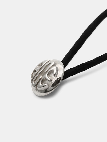 立体的に浮かび上がるACEロゴの肉厚な作りが分かる、コンチョ部分をアップで写した画像。