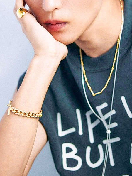 雑誌 FINEBOYS ファインボーイズにて、Snow Man 目黒蓮さんが着用している紙面カット。