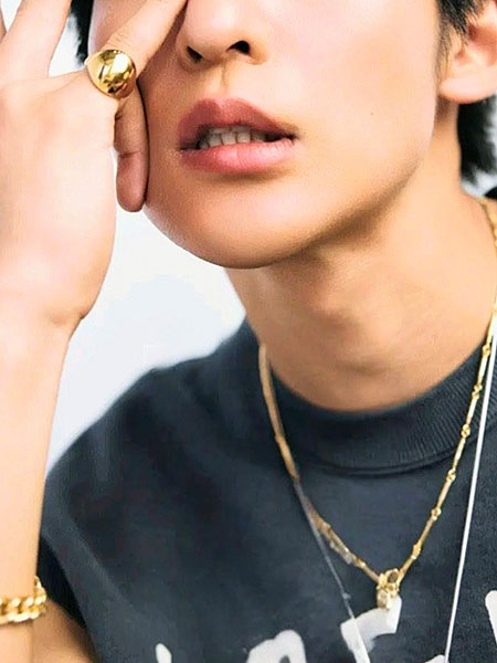 雑誌 FINEBOYS ファインボーイズにて、Snow Man 目黒蓮さんが着用している紙面カット。