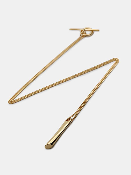 繊細なチェーンとゴールドコーティングの色味、ネックレス全体の上品な印象が伝わる画像。