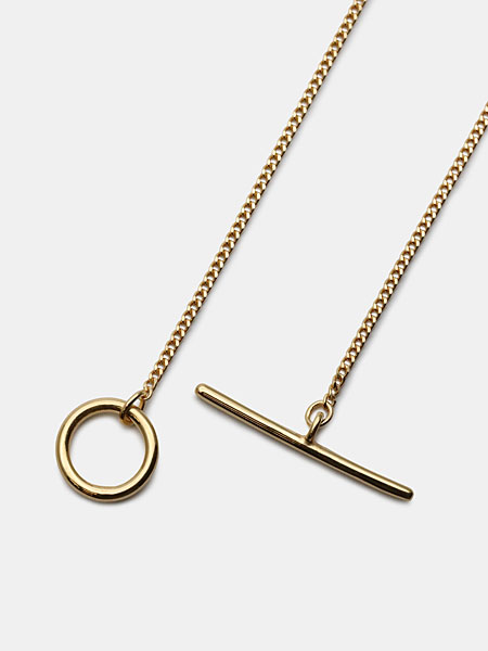 スタイリッシュなTバー留め具の形状と、細部まで丁寧に仕上げられた質感が分かるアップ画像。