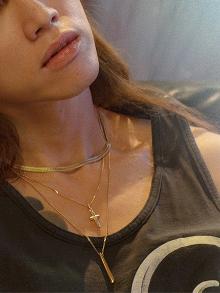 映画 ナイトフラワーにて、SUPER BEAVER 渋谷龍太さんが着用しているシーンのカット。