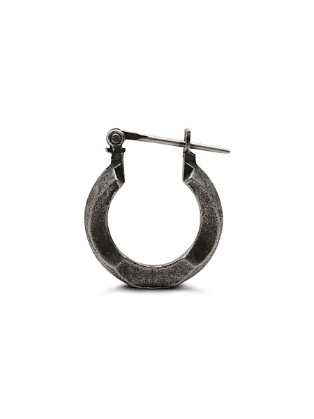 フープの厚みやエッジの立体感、燻し加工の陰影が横から確認できるピアスの画像。