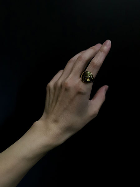 K18イエローゴールドプレーティングのやわらかな色味が指元に映え、上品な印象が伝わる着用アップ画像。