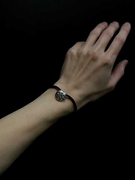 程よい存在感のコンチョが手元のアクセントになり、ブレスレットとして使った雰囲気が伝わる着用アップ画像。