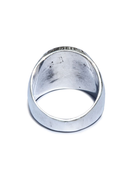 後ろから写したリングの画像で、裏抜きのないソリッドな作りが確認できる画像。