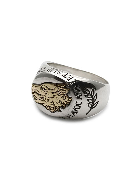 反対側から見たリングの横顔で、シグネット特有のボリューム感が確認できる画像。