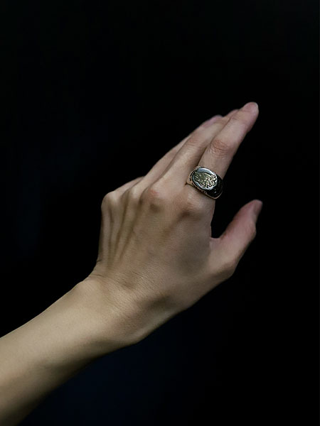 人差し指に着用し、14金の犬モチーフが手元のアクセントになる様子が分かる着用アップ画像。